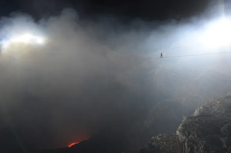 Nik Wallenda ületamas Nicaraguas Masaya vulkaani.