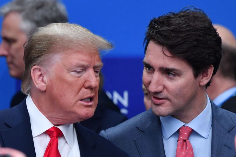 USA president Donald Trump (vasakul) vestlemas NATO tippkohtumisel Kanada peaministri Justin Trudeau'ga