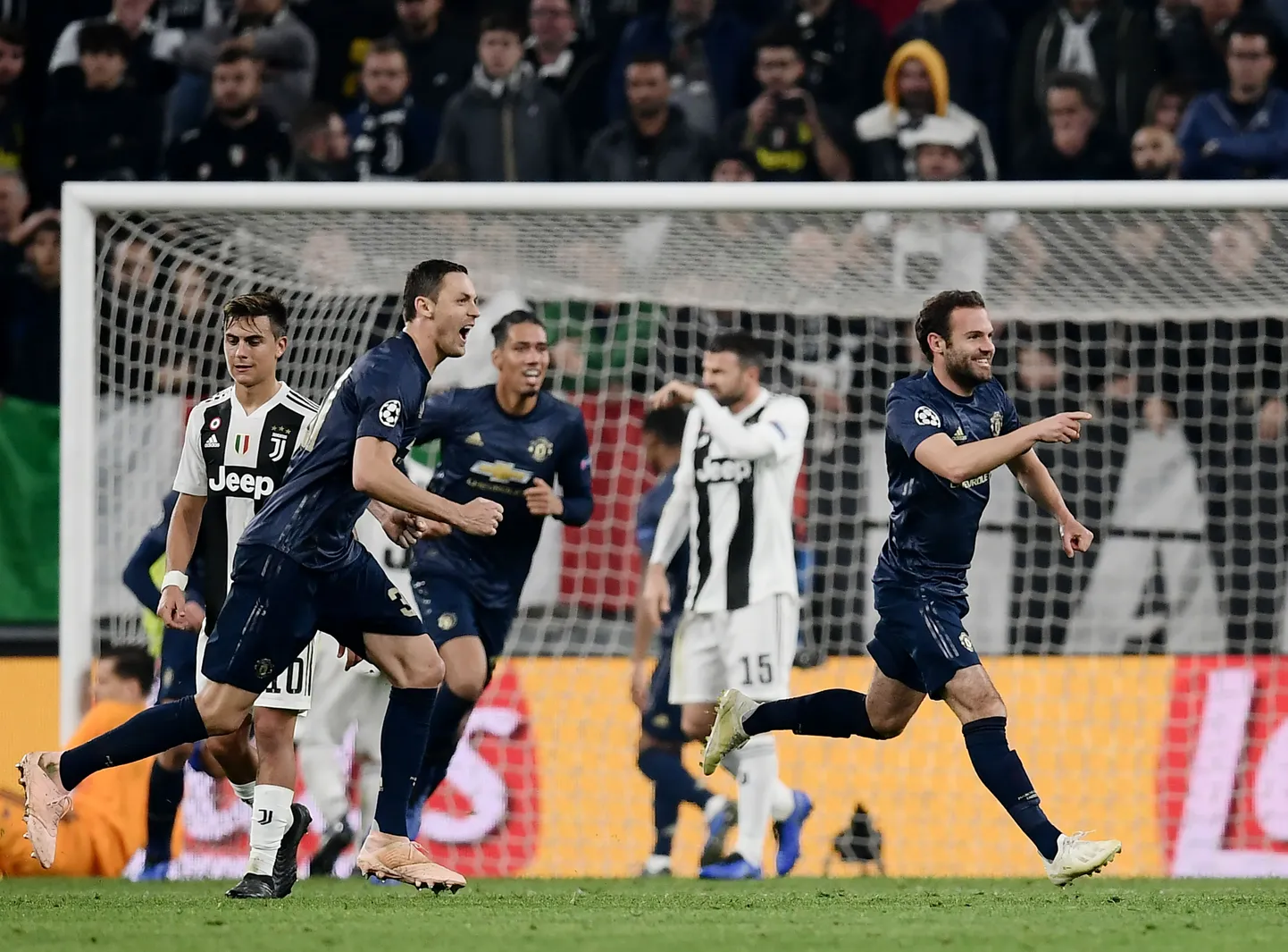 Juan Mata (paremal) tõi iluväravaga Unitedi mängu tagasi.
