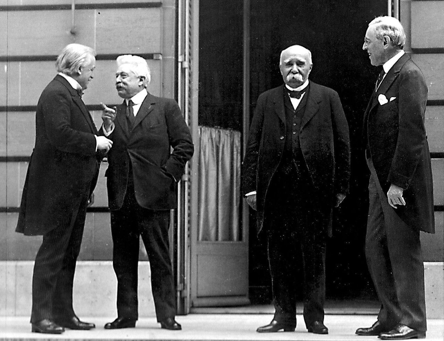 1919. aasta Pariisi Rahukonverentsi kõigi suurte otsuste taga olnud «suur nelik»: David Lloyd George (Suurbritannia), Vittorio Emanuele Orlando (Itaalia), Georges Clemenceau (Prantsusmaa) ja Woodrow Wilson (Ameerika Ühendriigid).