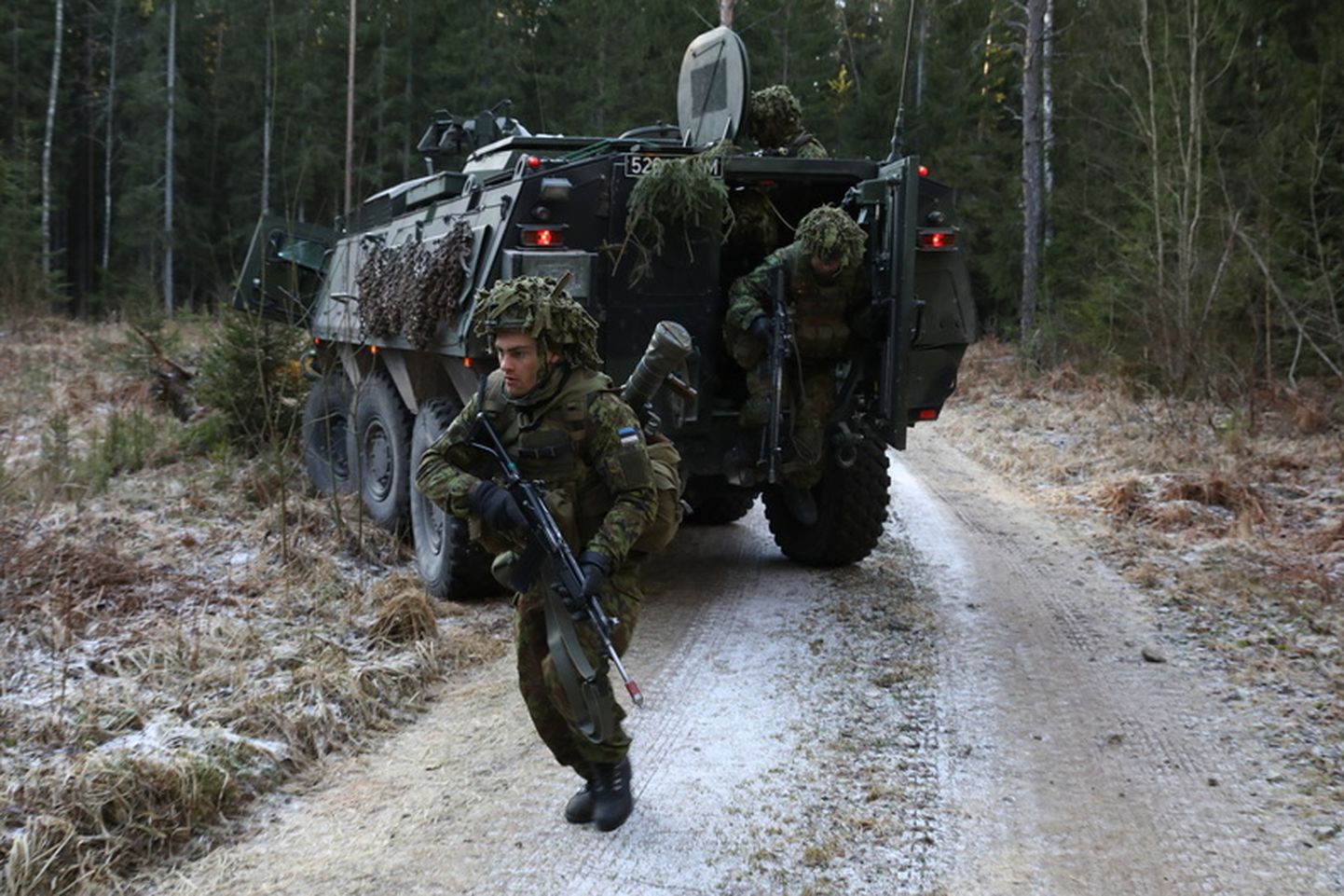 Viru pataljoni jalavägi harjutab koostööd soomustatud üksusega.