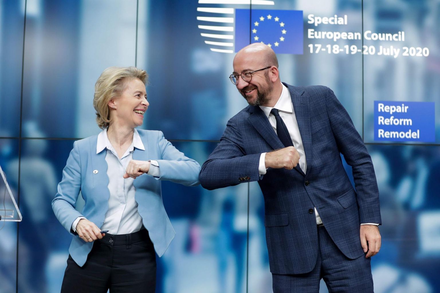 Euroopa Komisjoni president Ursula von der Leyen ja Euroopa Ülemkogu eesistuja Charles Michel lõid rõõmsalt küünarnukid kokku, kui said viimaks teatada kokkuleppe saavutamisest eelarvekõnelustel.