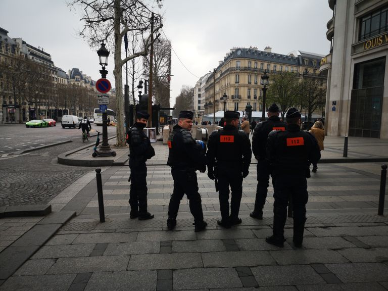 Korrakaitsjad hoiavad meeleavaldajaid Champs-Élysées'lt eemal.