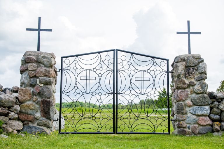 Ilmar Pärnapuu on osavate kätega kohalik meistrimees, kes 2006. aastal ehitas Sutlepa kalmistule uue metallvärava ja kujundas värava tugipostid.