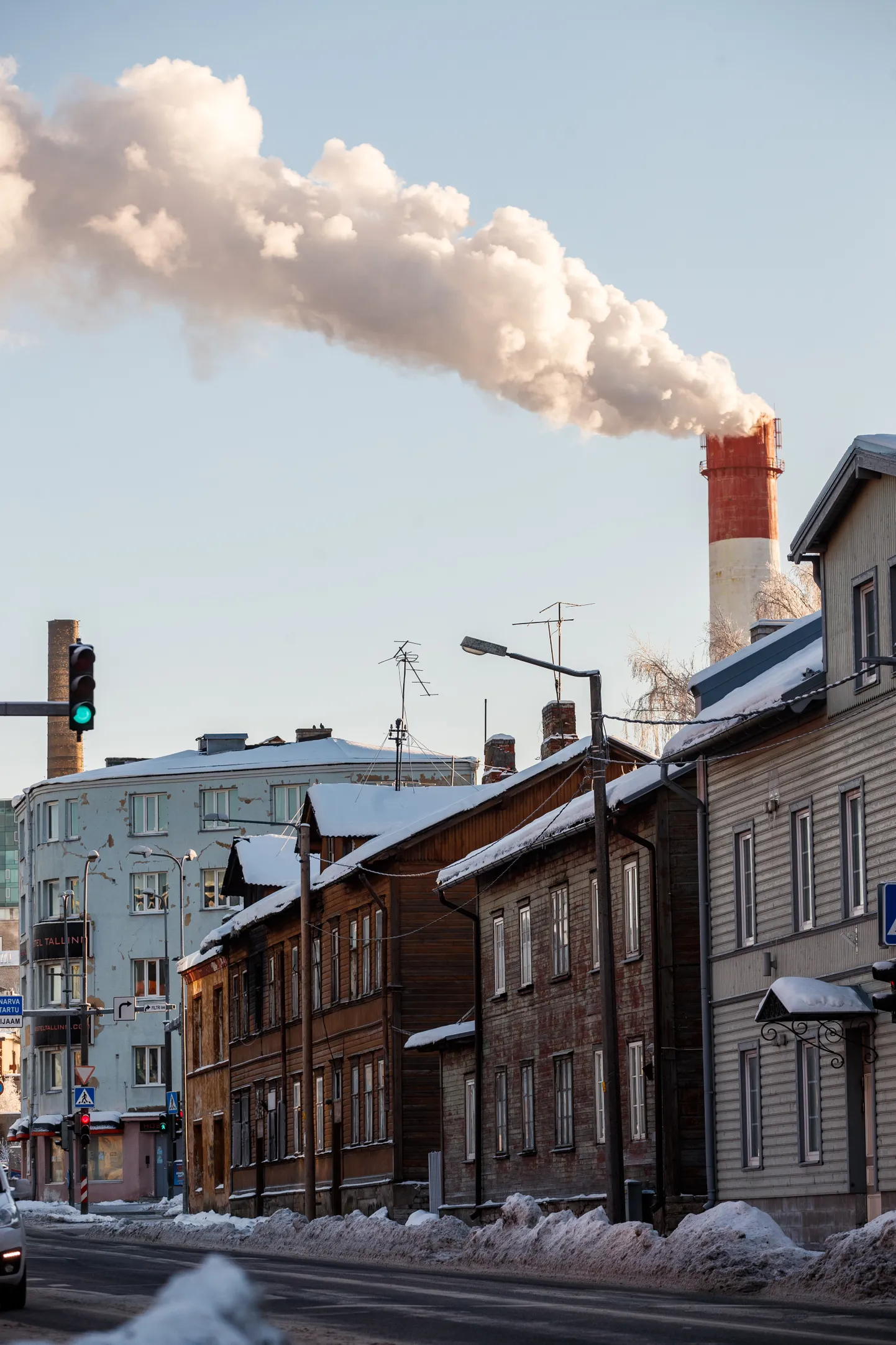 Katlamaja suitsev korsten. Pilt on illustreeriv.