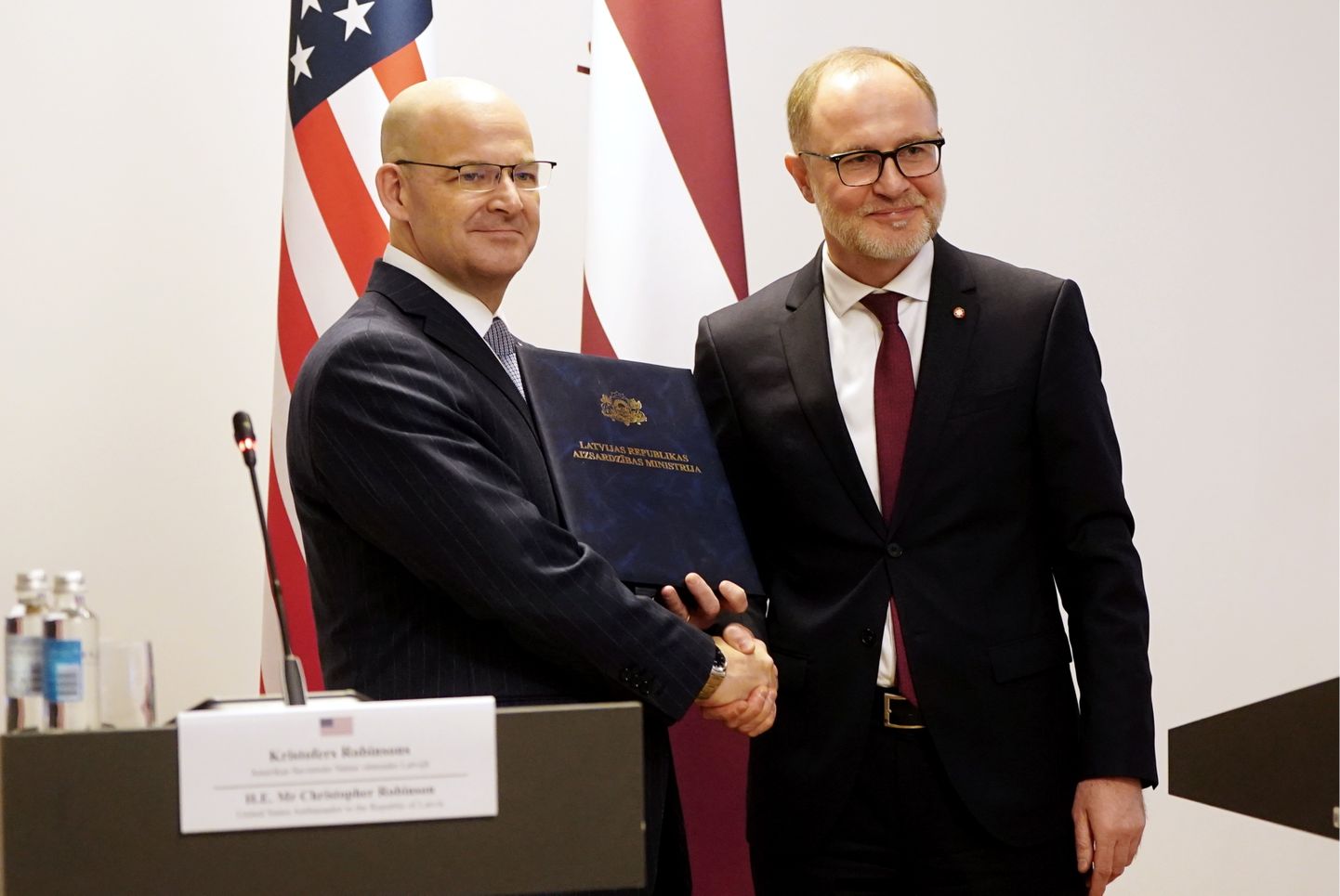 ASV vēstnieks Latvijā Kristofers Robinsons (no kreisās) un aizsardzības ministrs Andris Sprūds piedalās preses konferencē, kurā paziņo par līguma noslēgšanu par ASV uzņēmuma "Raytheon" un Norvēģijas uzņēmuma "Kongsberg" ražoto pretkuģu raķešu sistēmu "Naval Strike Missile" iegādi.