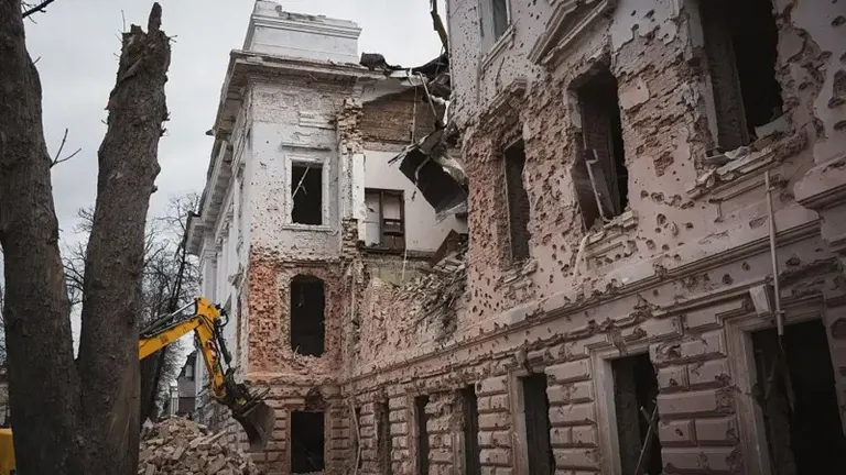 В результате ракетного удара по центру в Сумах пострадало много исторических зданий