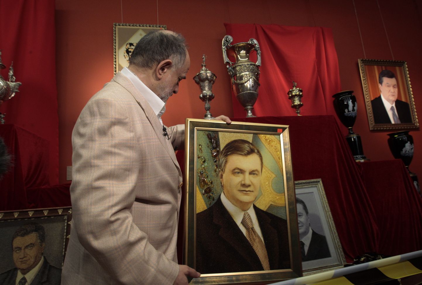 Esemed Ukraina kukutatud presidendi Viktor Janukovõtši villast, teiste seas portreed temast endast.