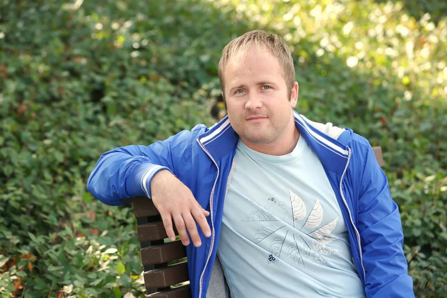 Asenduskodudest ellu asutjate tugiisiku projekti veab Meelis Kukk, kes on ise osa oma lapsepõlvest veetnud Keila SOS lastekülas. Ta teab, kuidas tal vedas, et ta teismelisena lastekülla sattus ning tema pereema poisi kasvatamist südamega võttis.
