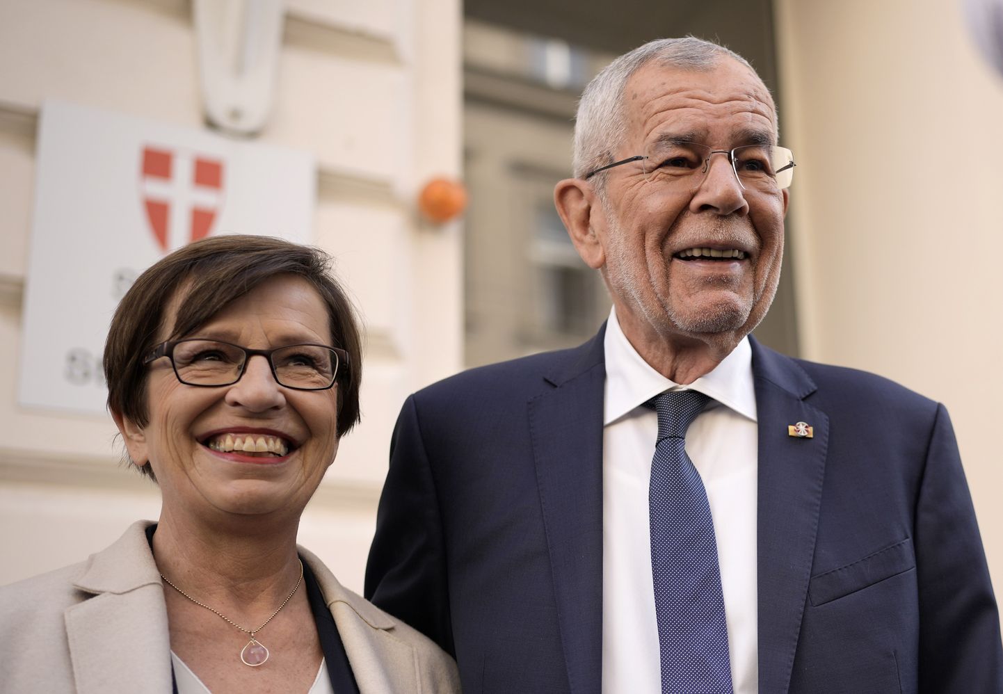 Austria president Alexander Van der Bellen ja ta abikaasa Doris Schmidauer saabusid valimispäeval pealinnas Viinis asuvasse valimisjaoskonda oma häält andma.