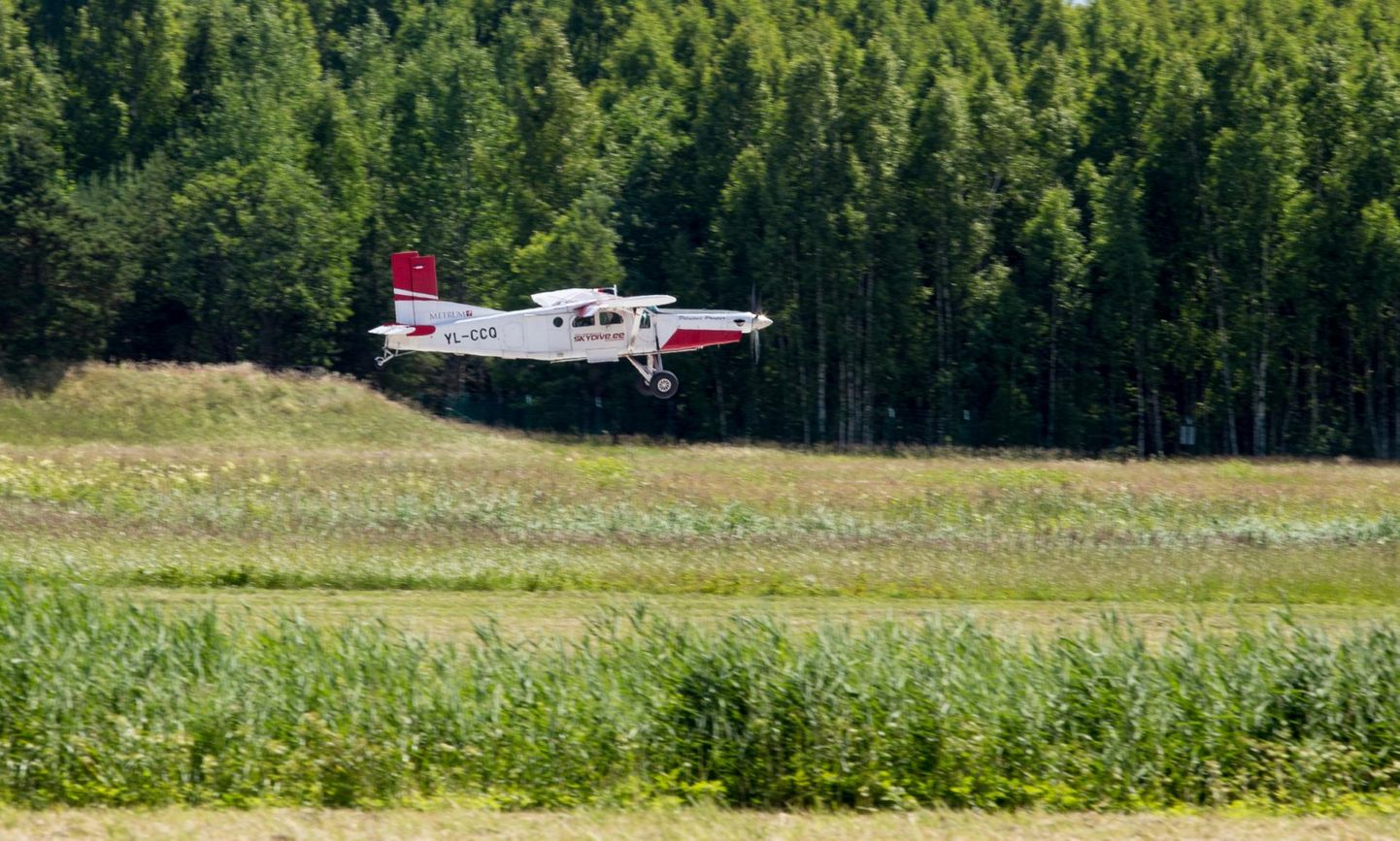 Seoses Ruhnu lennuvälja maandumisrajal uitavate mägiveistega katkes ajutiselt lennuliiklus Pärnu–Ruhnu–Kuressaare liinil.