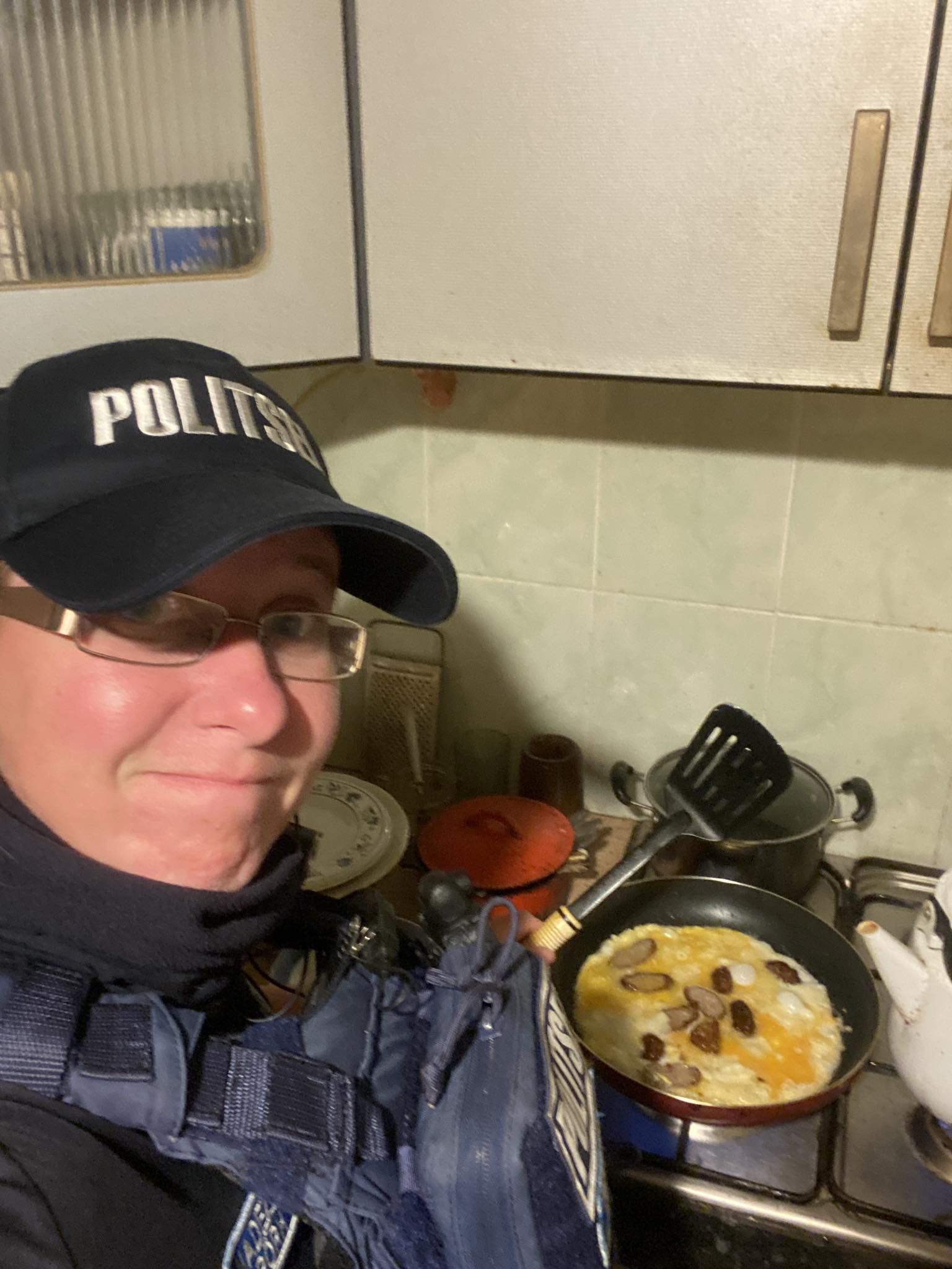 Полицейский накормил голодного пенсионера из Нарвы