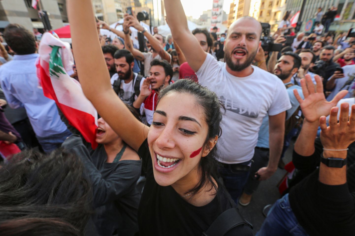Teade peaminister Saad Hariri tagasiasutumisest vallandas Liibanoni pealinna Beiruti tänavatel rõõmupeo.
