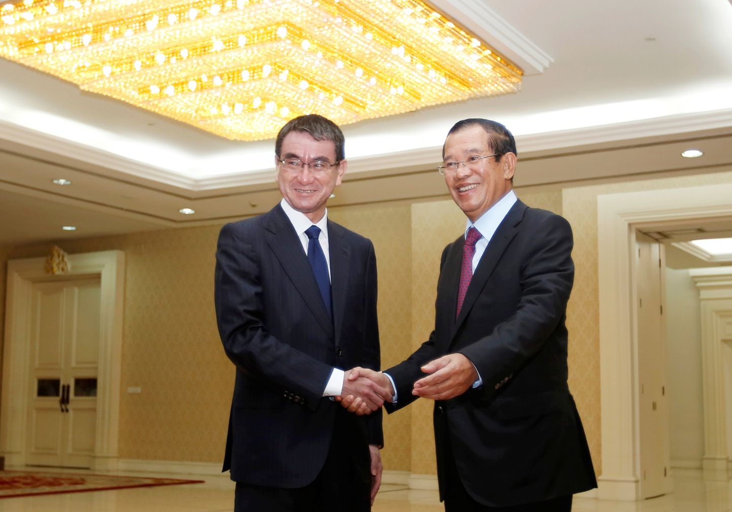 Jaapani välisminister Taro Kono kätlemas Kambodža peaministri Hun Seniga Phnom Penhis 8. aprillil.