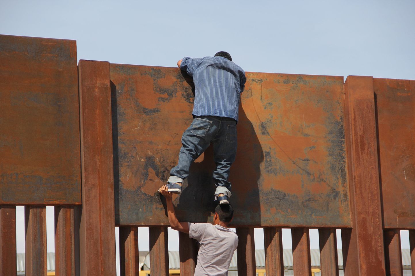 Noored mehhiklased USAd ja Mehhikot eraldavat piiri ületamas.
