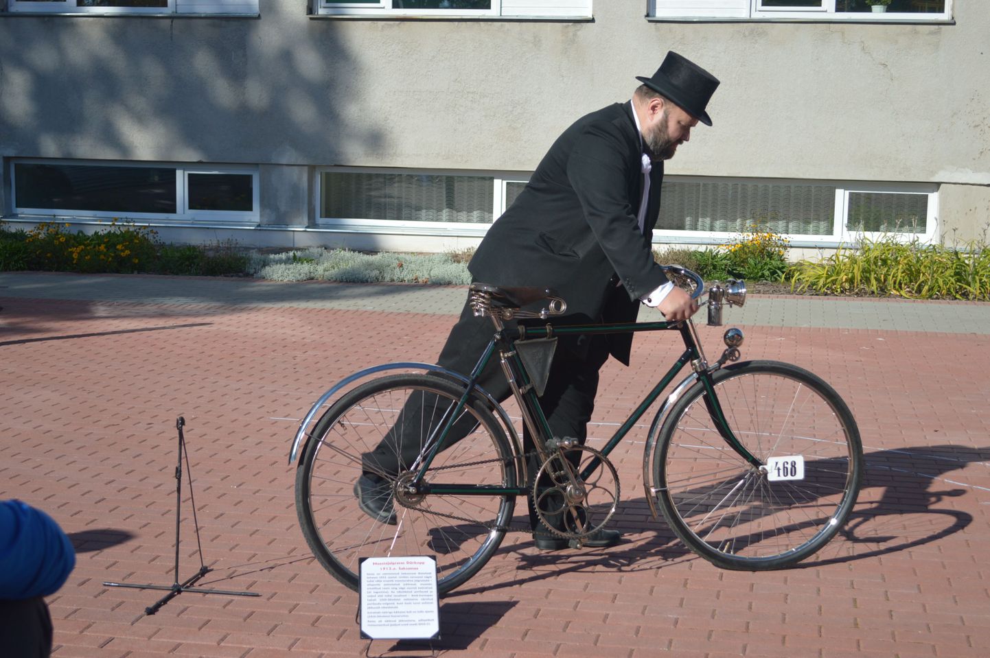 Valdo Praost sõitmas saja-aastase jalgrattaga