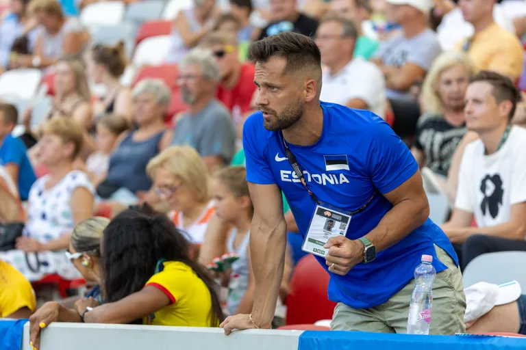 Magnus Kirt tribüünilt juhendamas.