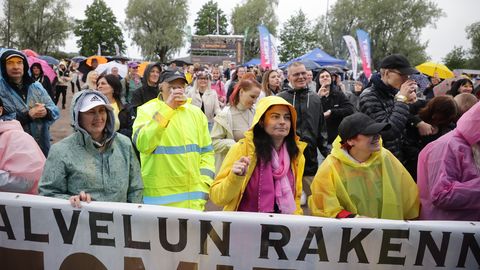 LÕBUSAD OTSEPILDID ⟩ Vihm peotuju ei heiduta! Vaata, kes on tulnud eestlaste jaanitulele Soomes
