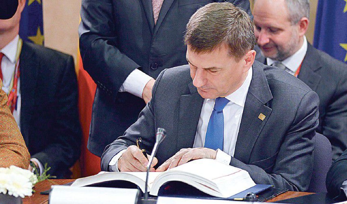 Peaminister Andrus Ansip andis fiskaalpaktile allkirja Brüsselis 2. märtsil.