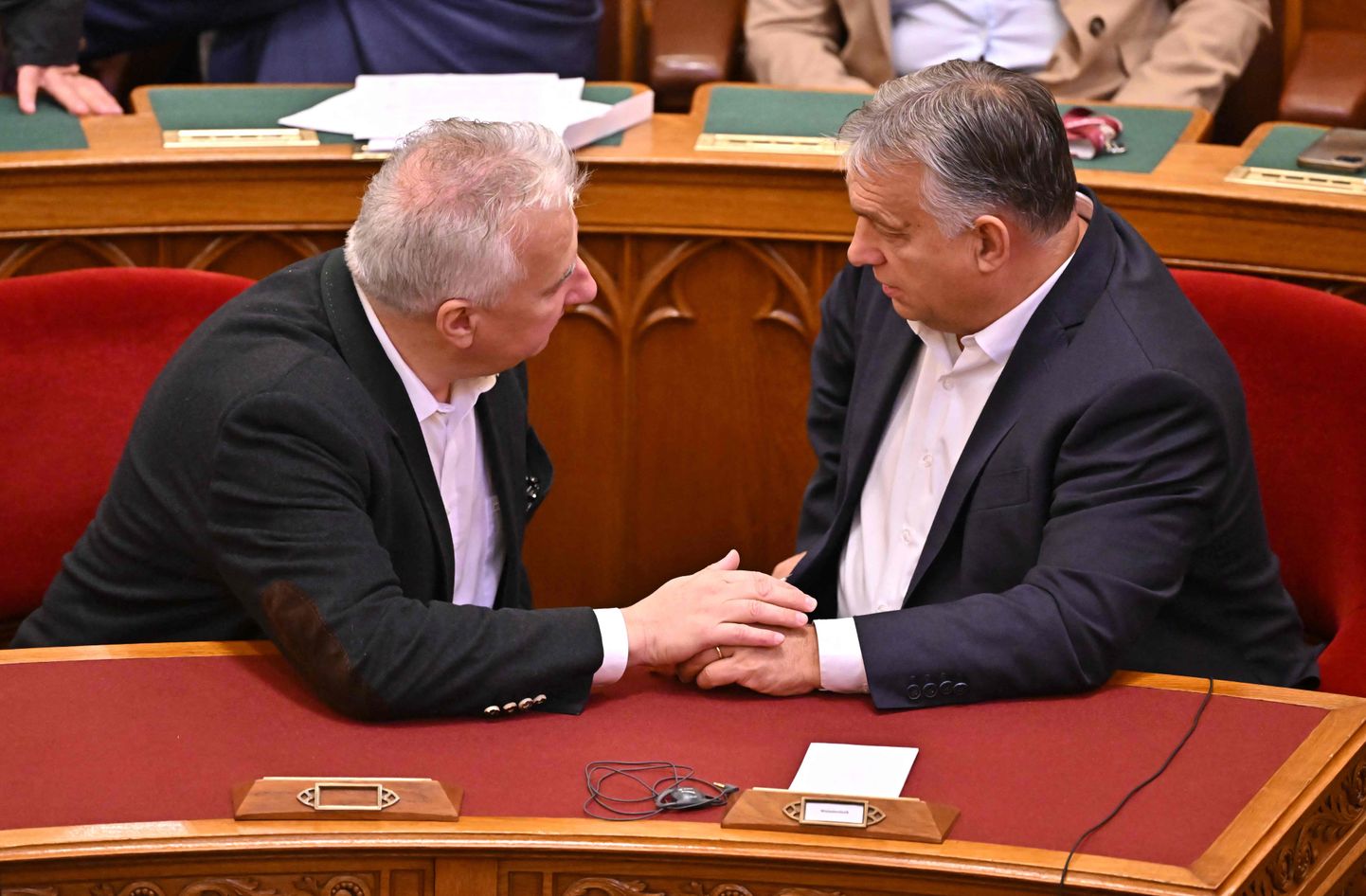 Ungari asepeaminister Zsolt Semjen (vasakul) ja Ungari peaminister Viktor Orban (paremal) 2022. aasta oktoobris parlamendihoones.