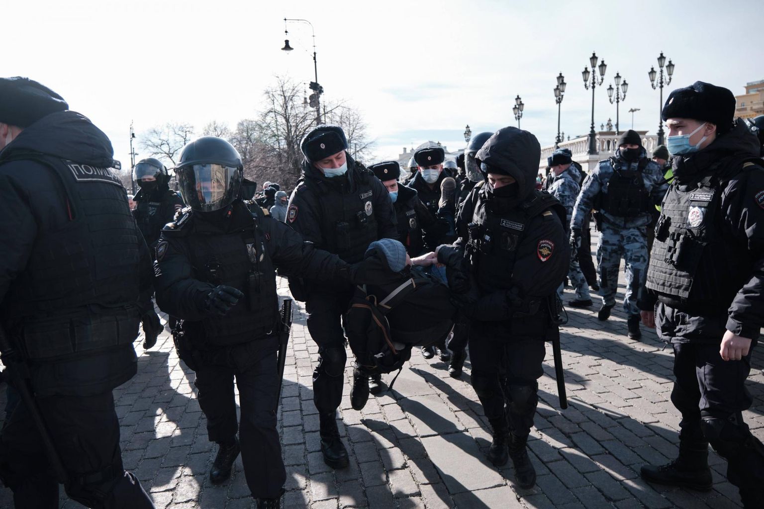 Vene politsei vahistab pühapäeval Moskvas toimunud sõjavastasel meeleavaldusel osalejaid.