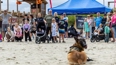 GALERII ⟩ Politsei tuli Pärnu randa perepäevale suurte jõududega