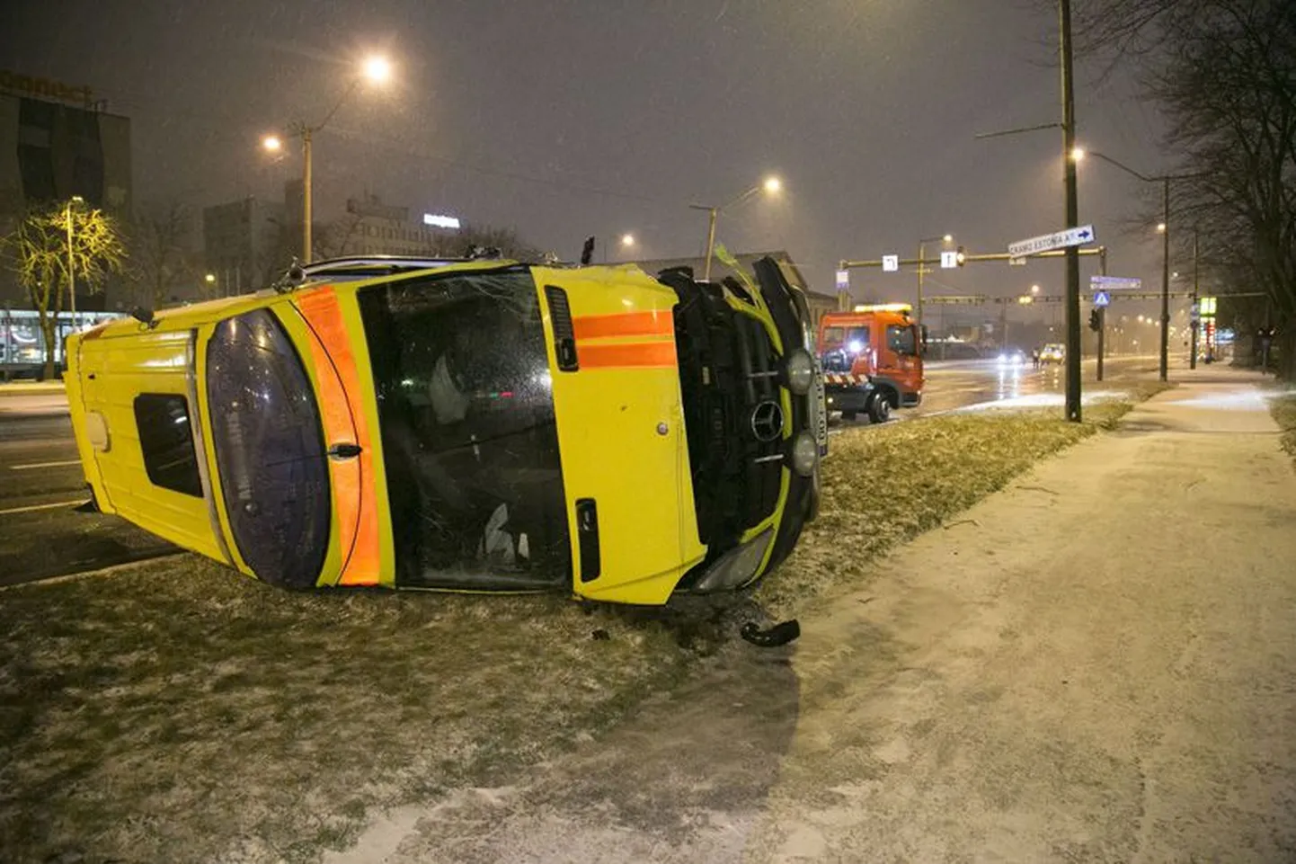 Kokkupõrke tagajärjel paiskus kiirabisõiduk teelt välja külili.