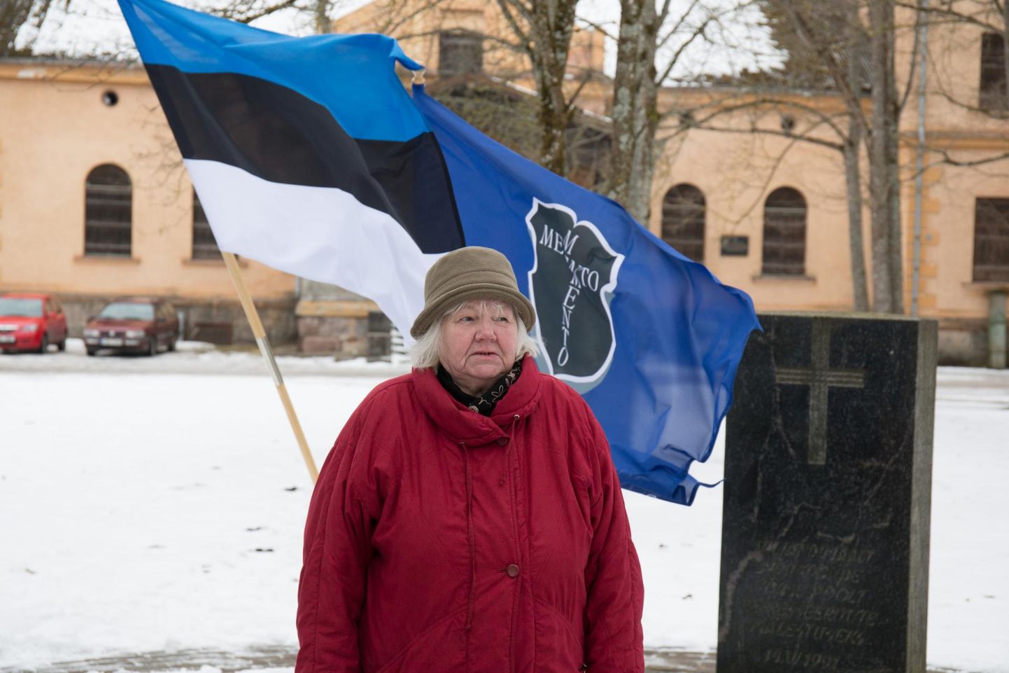 Ene Juurik kolm aastat tagasi 25. märtsil Viljandi mõisapargis represseeritute mälestuskivi juures.
