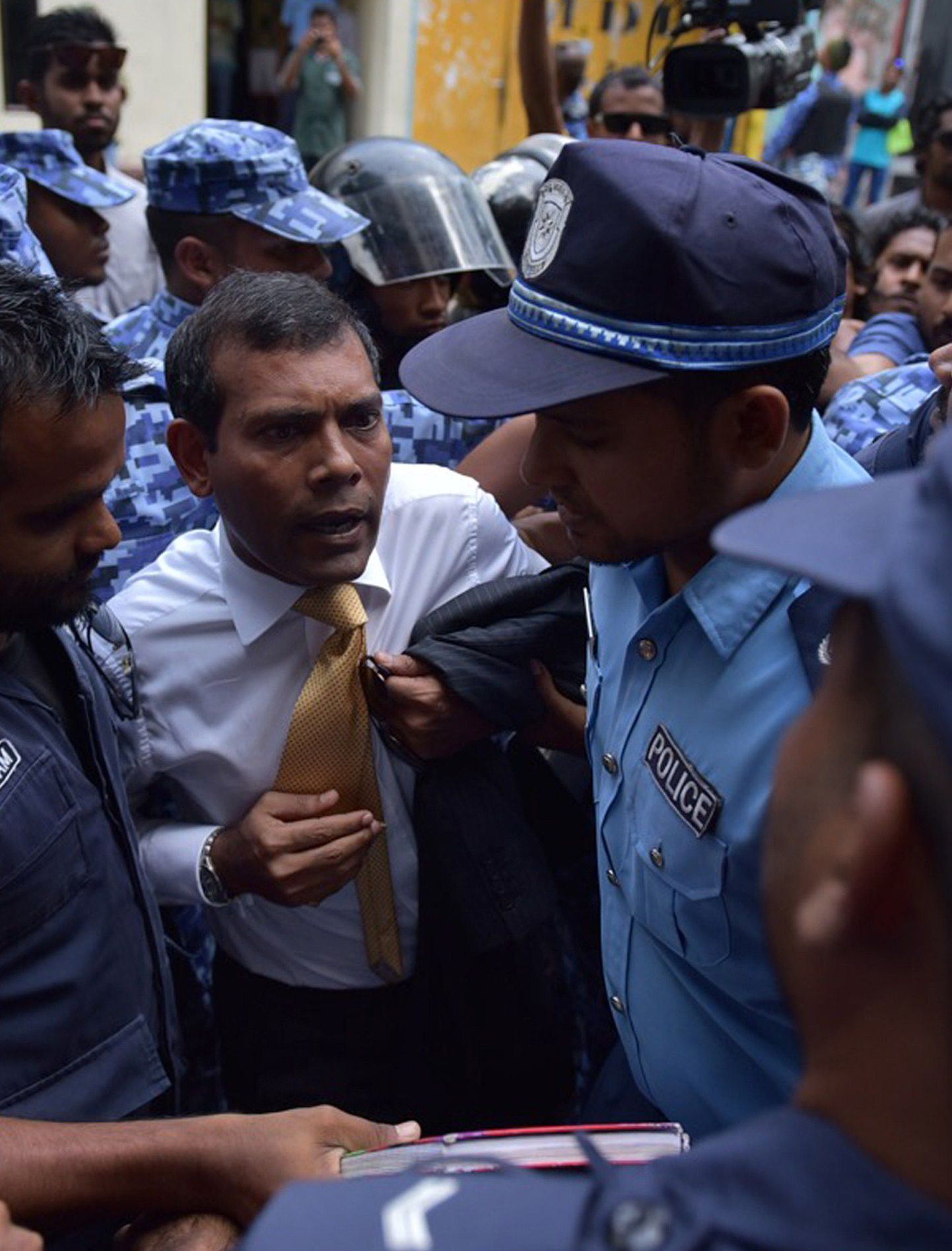Maldiivide endine president Mohamed Nasheed(keskel).
