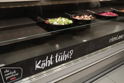 Tühjad salatiletid Rimis 29.11 õhtul.