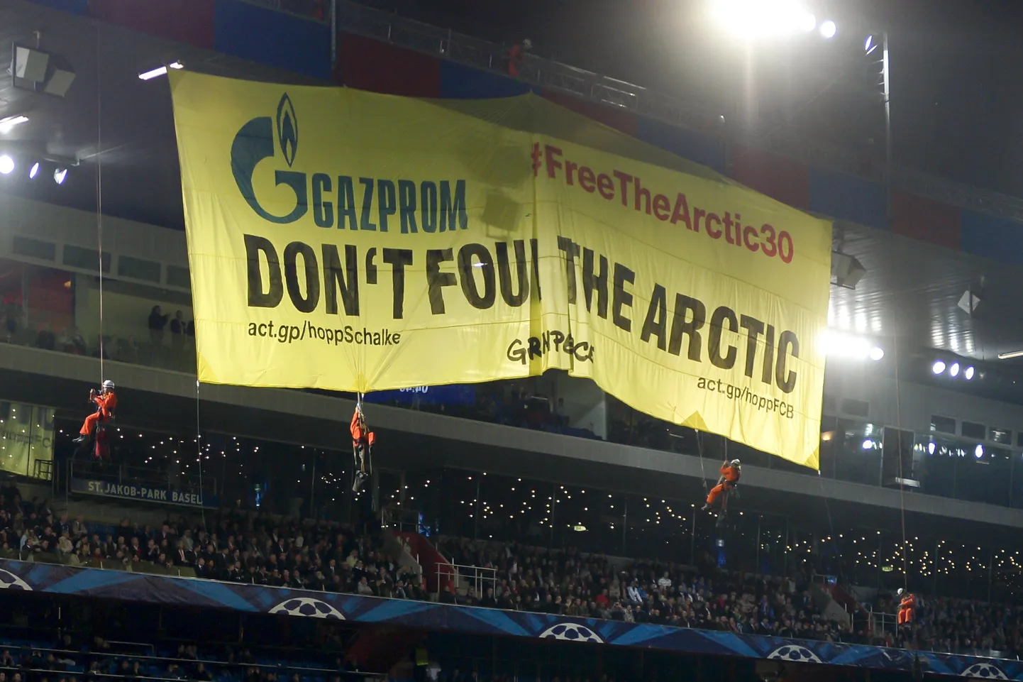 Акция Greenpeace в поддерку экипажа судна «Арктик Санрайз» и против "Газпрома" на стадионе в Базеле.