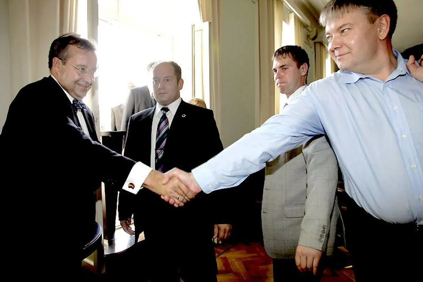 Toomas Hendrik Ilves on äsja valitud Eesti presidendiks, tulevane meedianõunik Toomas Sildam soovib talle õnne.