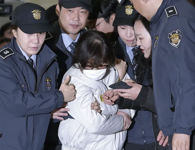 Lõuna-Korea politsei arreteeris presidendi nõuniku Choi Soon-sili seoses korruptsioonisüüdistustega