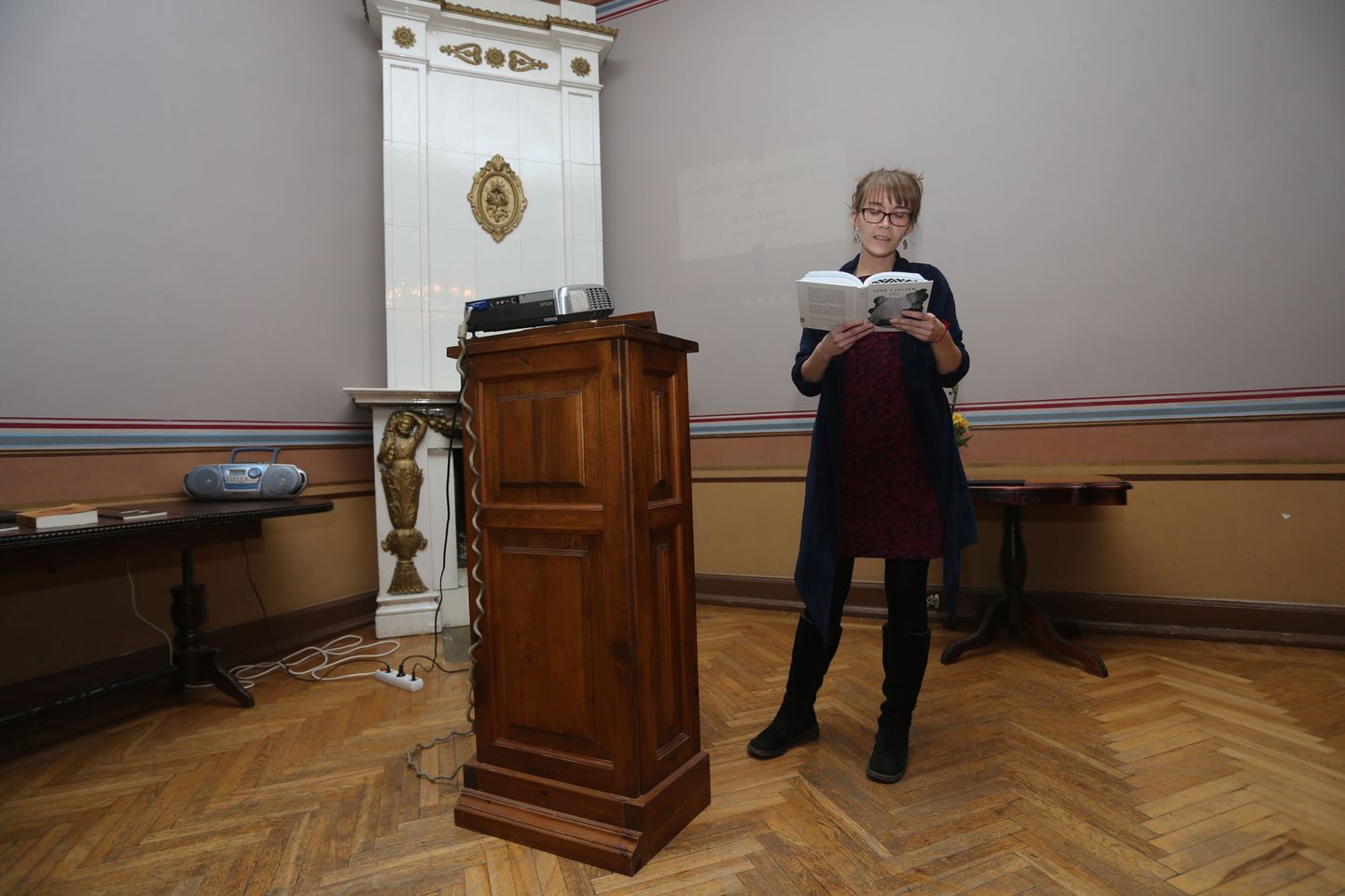 Madli Lippur (33) luges Tartu kirjandusmaja saalis katkendi oma romaanist «June / Julien», mille eest ta pälvis žürii otsusel Betti Alveri tänavuse debüüdipreemia.