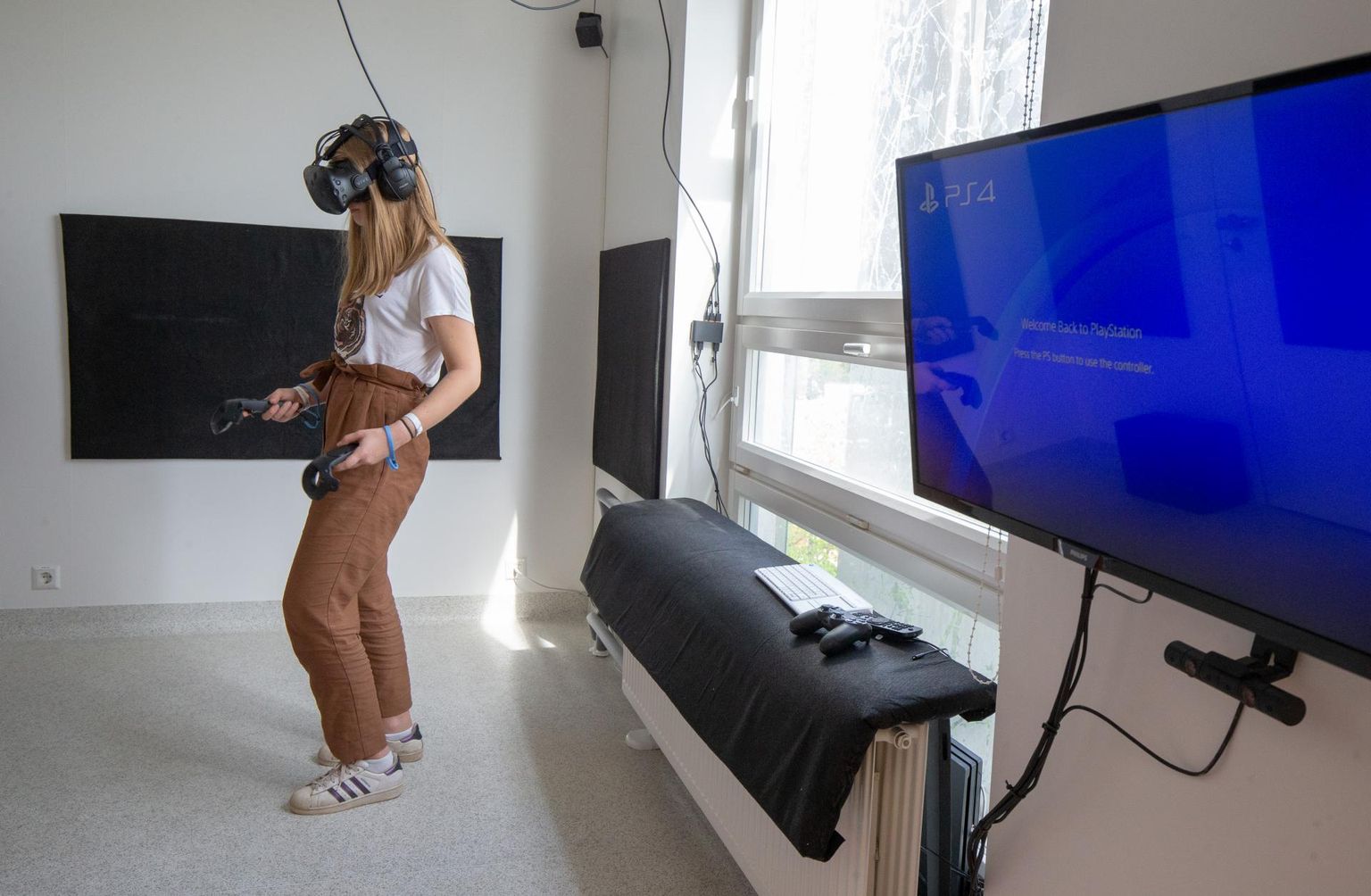 Mängutoa avamisel proovib uusi virtuaalseid reaalsusi tüdruk, kes oli kunagi vähikliiniku patsient, kuid on nüüd ammu terve.