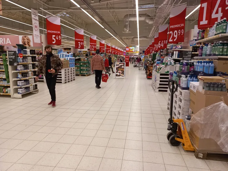Hommikuselt vaikne Bialystoki Auchan