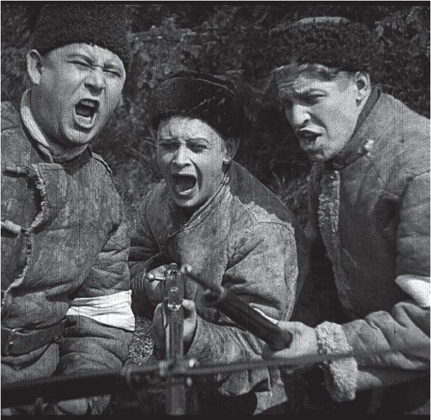 Vabadussõja kangelased: Tammekänd (Arnold Vaino, vasakult), Lepik (Rudolf Klein) ja Laansoo (Juhan Nõmmik).