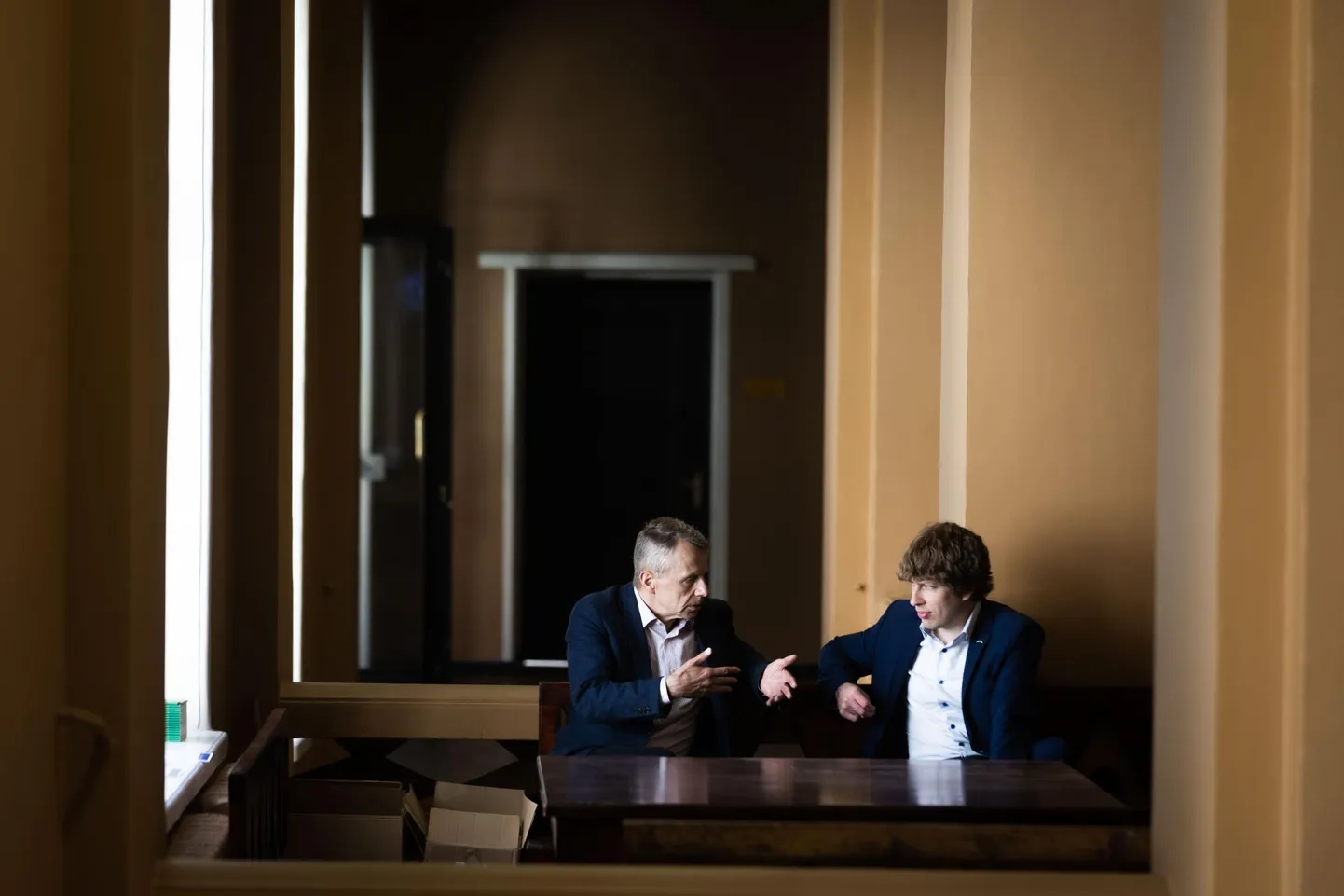 Midagi pole katki seni, kuni obstruktsiooni käigus ei minda isiklike solvanguteni ja väljaspool riigikogu saali omavahel suheldakse. Jürgen Ligi (RE) ja Tanel Kiik (KE) on leidnud teema, mille üle arutada.
