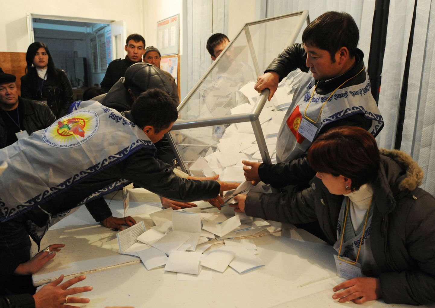 Valimiskasti tühjendamine Kõrgõzstanis Oši linnas.