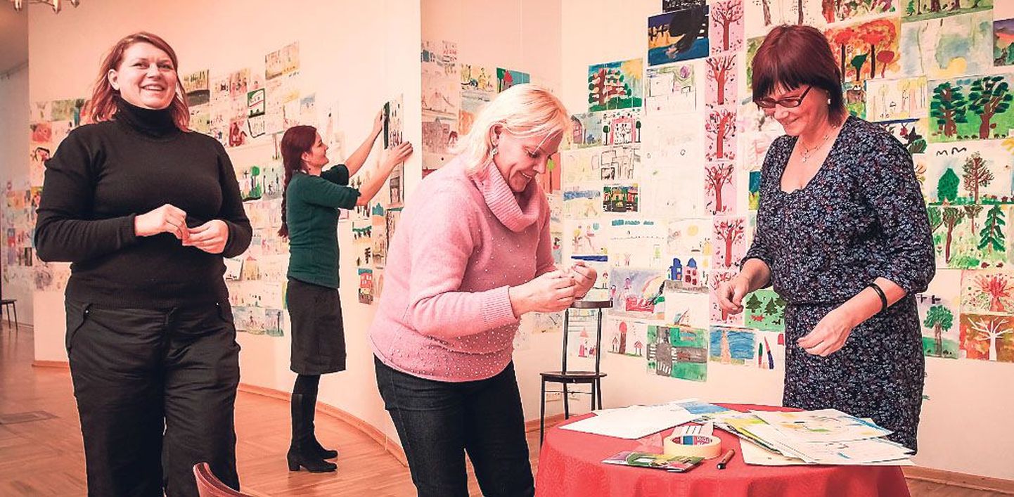 Eile sättisid rõõmsat ja värviküllast laste loomingu näitust üles Pärnu lasteaedade õpetajad, pildil Kairi Mumma (vasakult), galerist Piret Bergmann, Merle Jaakson ja Kaili Sutt.