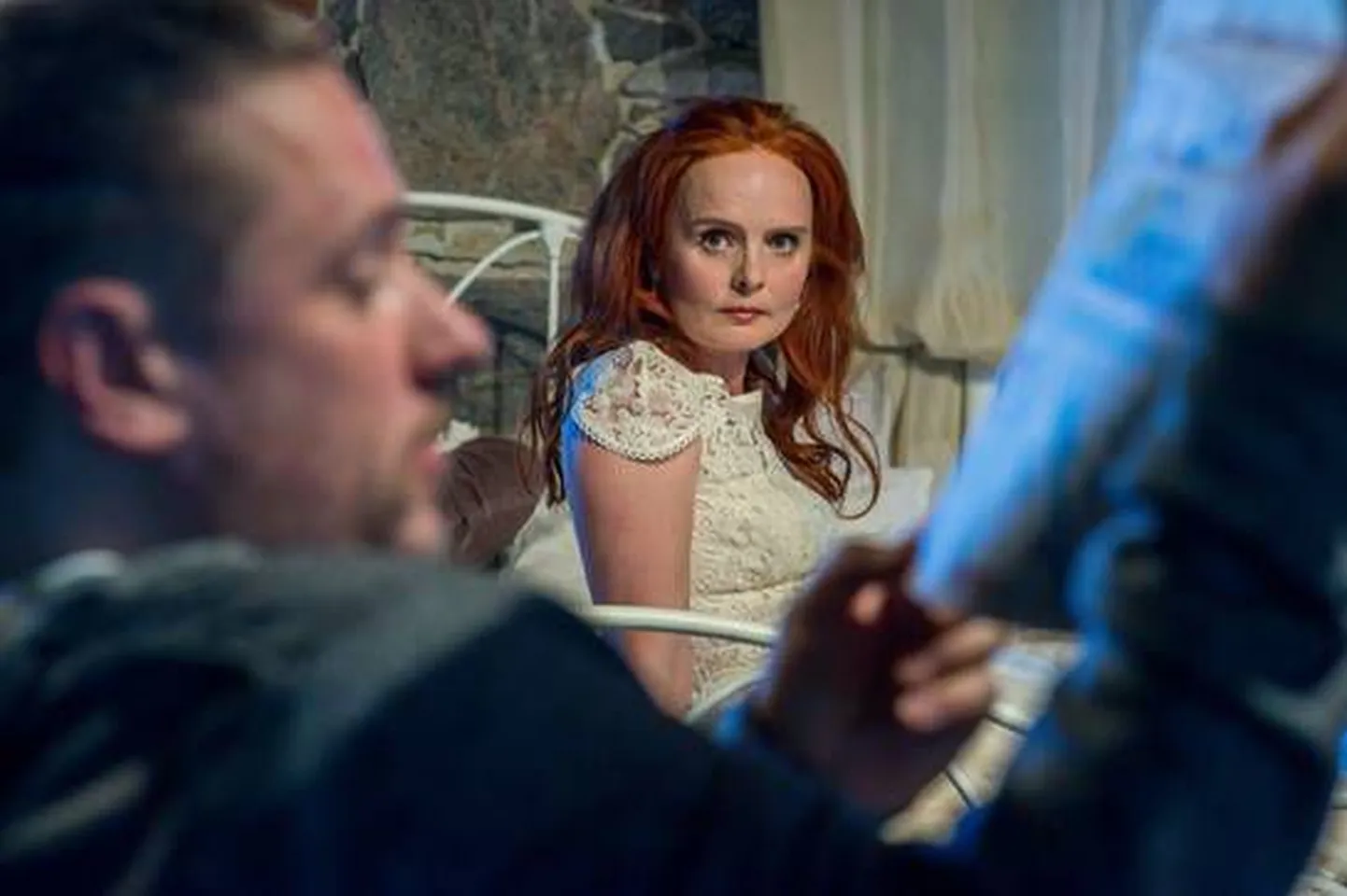 Stseen lavastusest «Kass tulisel plekk-katusel».Fotol Margaret – Kersti Heinloo, Brick – Ingomar Vihmar.