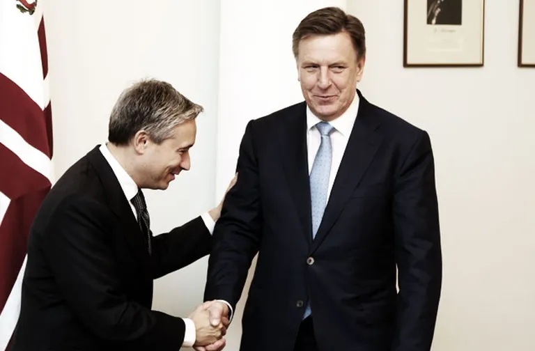 Ministru prezidents Māris Kučinskis (no labās) un Kanādas ārējās tirdzniecības ministrs Fransuā Filips Šampaņs