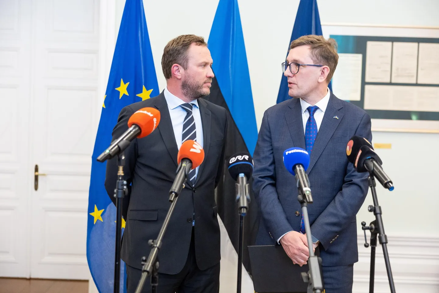 2016. aasta lõpus heitis toonane Isamaa esimees Margus Tsahkna koos sotsiaaldemokraatidega opositsiooni Reformierakonna. Nüüd oli Tsahkna välismaal viibiva Eesti 200 esimehe Kristina Kallase asendaja, kui koos Reformierakonnaga kuulutati välja sotside opositsiooni ­heitmine. Paremal Kristen Michal.