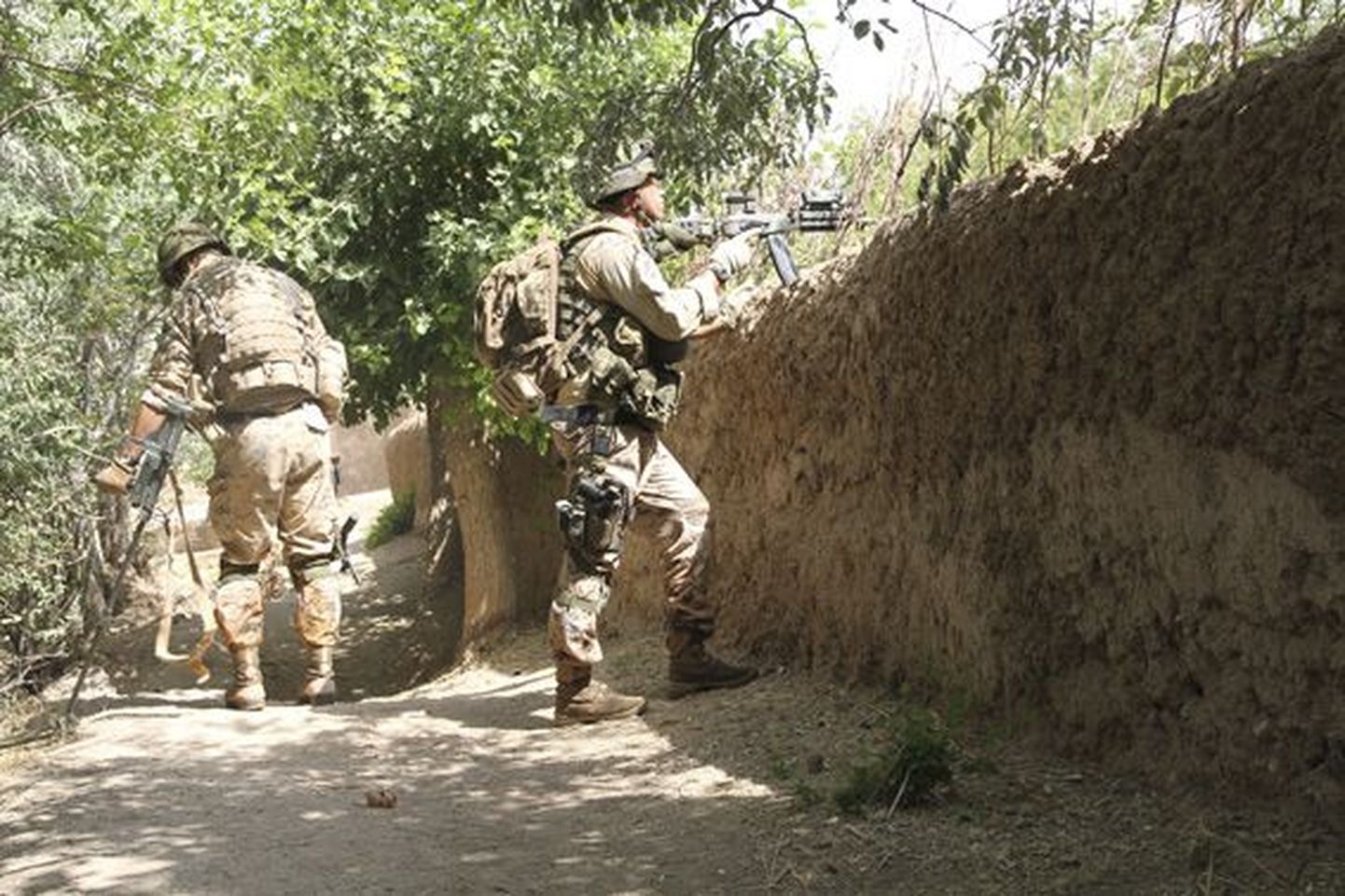Tamsalust pärit ESTCOY-12 rühmaülem leitnant Jüri Pajuste (paremal) on Afganistanis teist korda - hetk tavapäraselt patrullkäigult.