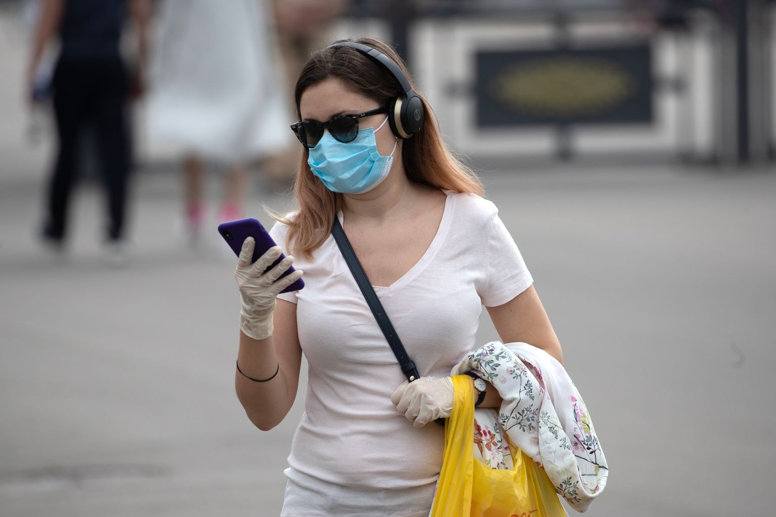 Женщина в маске на улице в Москве.