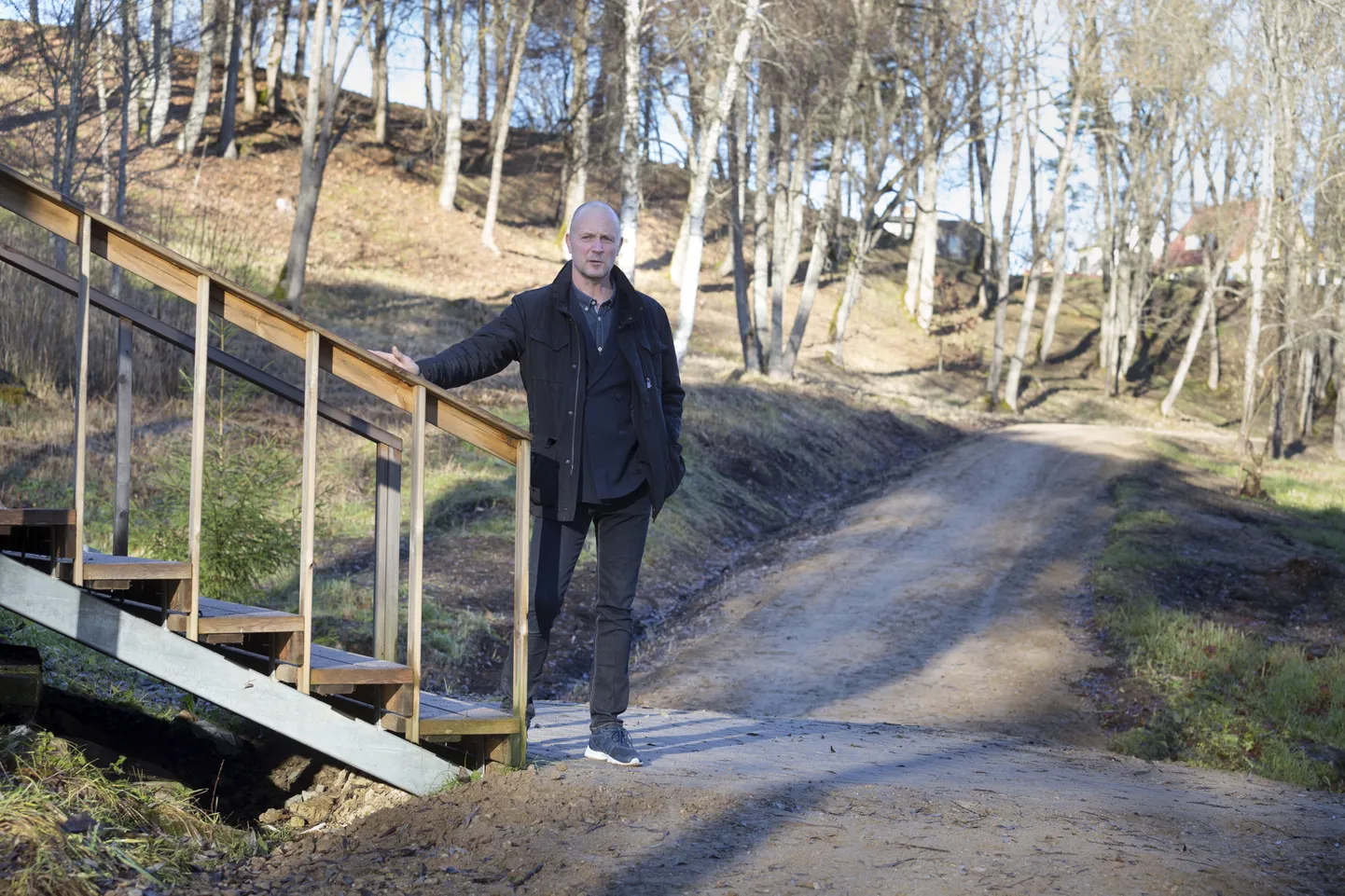 Madis Agur kahe kaasava eelarve idee kohtumispaigas. Kui 2015. aastal läbis uuenduskuuri Uueveski trepp, mis tõi põhimõtteliselt mudaauku, siis tänavu korrastati jalgtee.