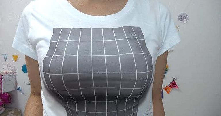 T-särk, mis näitab rindu suuremana