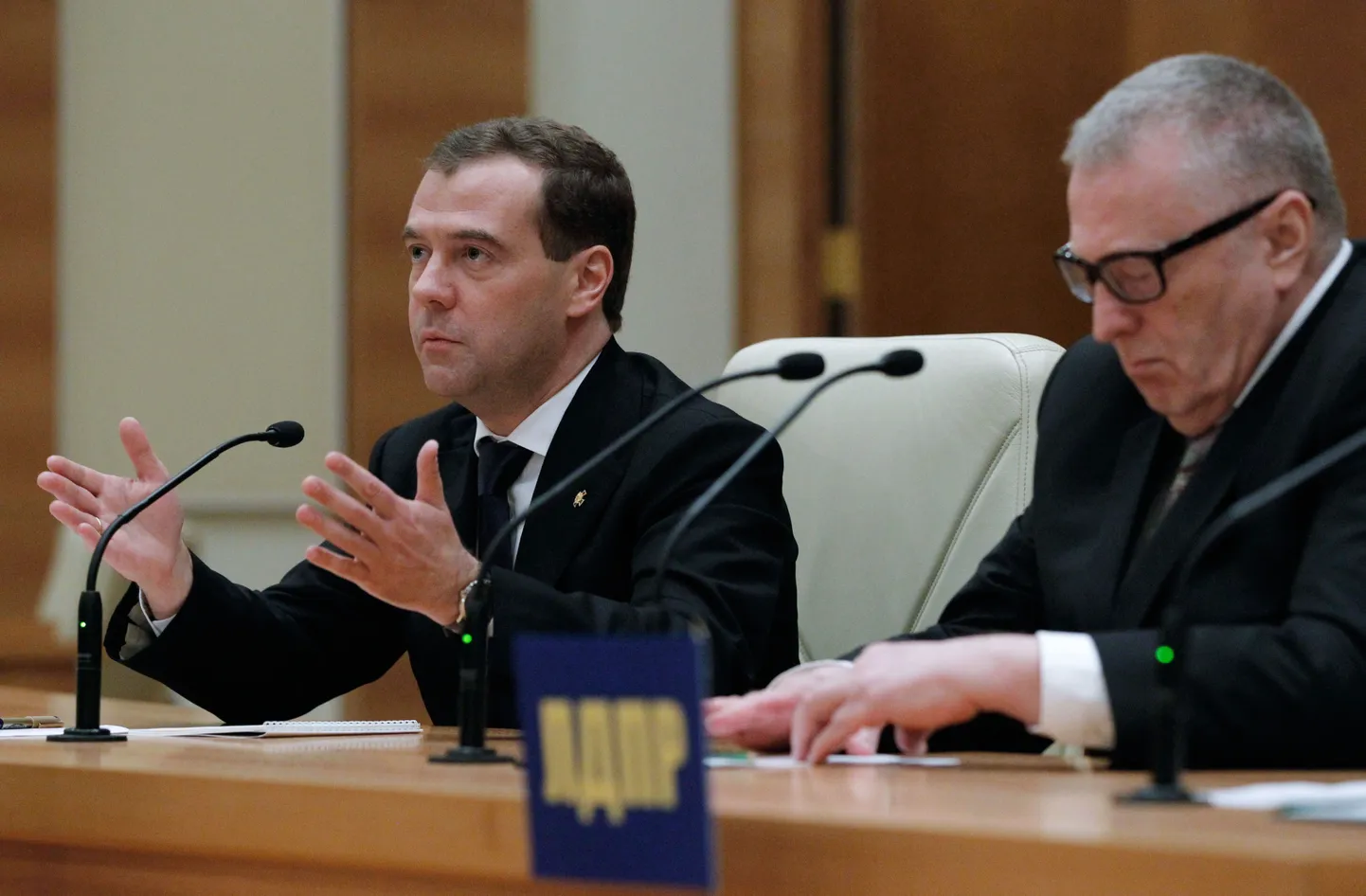 Dmitri Medvedev (vasakul) koos Liberaaldemokraatliku Partei esimehe Vladimir Žirinovskiga.