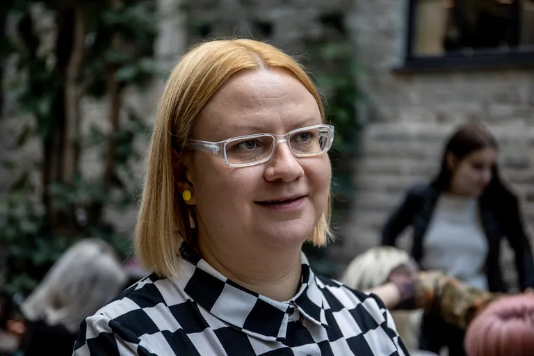Perit Muuga teeb sel korral midagi märks peenemat kui hundid - lavale lendavad putukad!