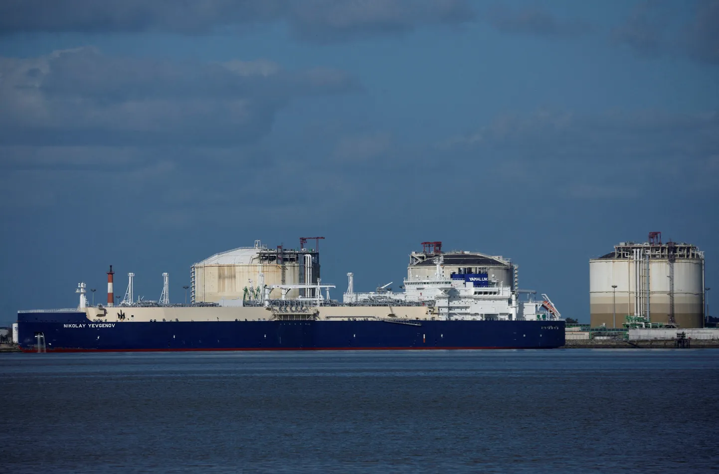 Venelaste LNG tanker Nikolay Yevgenov seisis 25. veebruaril Montoir-de-Bretagne LNG terminali kai ääres Saint-Nazaires, Prantsusmaal. Laev seilab Bahama lipu all, kui oli senini klassifitseeritud Venemaa klassiühingus RS.  REUTERS/Stephane Mahe/File Photo